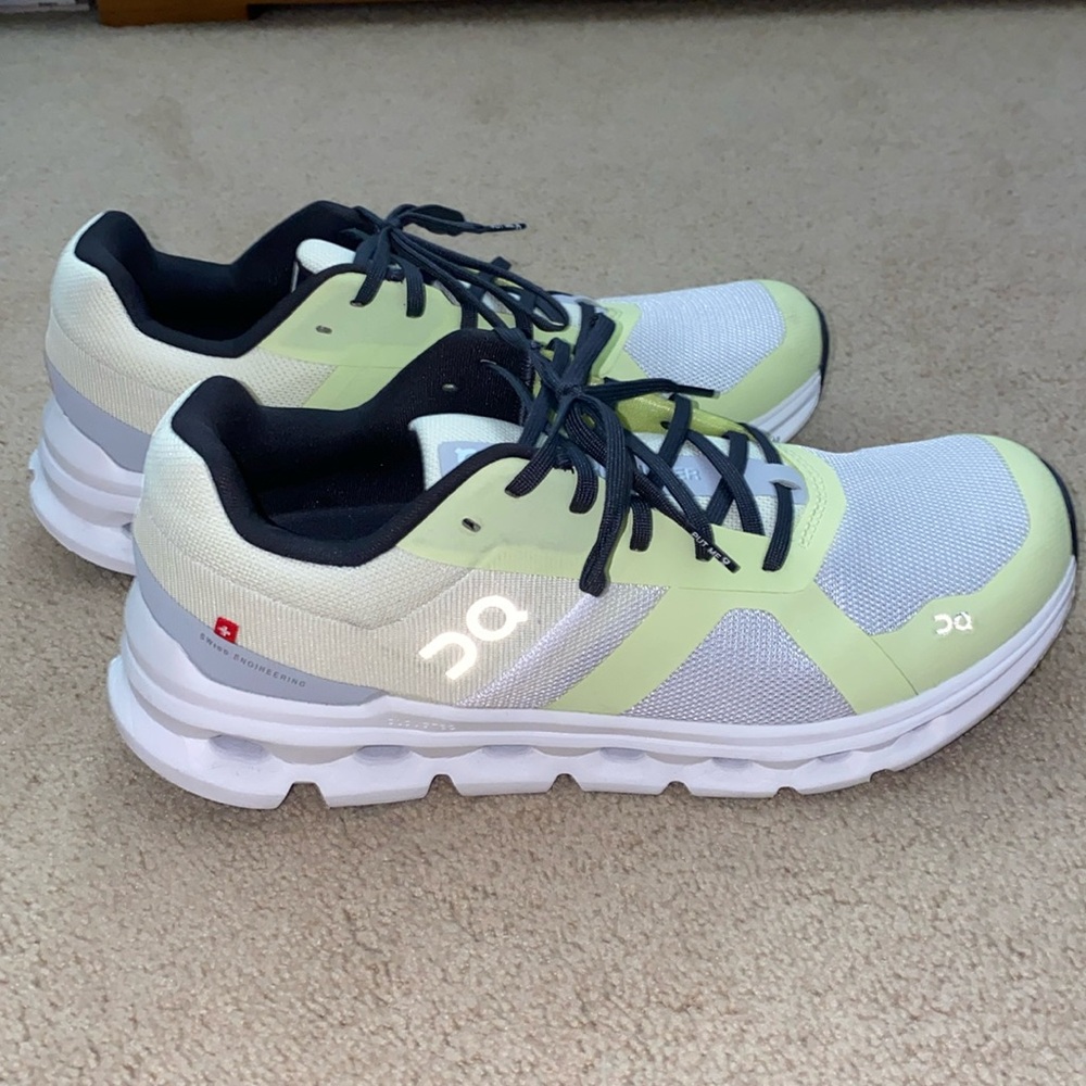 On Cloud Running Women’s Cloud Runner Size 11